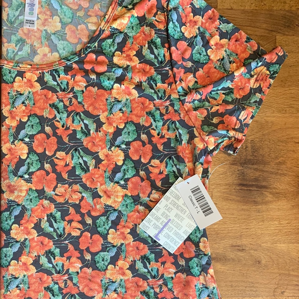L LuLaRoe Classic Tee